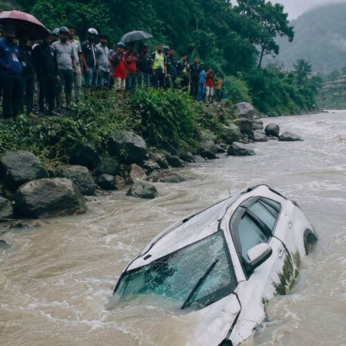 कार सुनकोशी नदीमा खस्दा चालकसहित ३ जना बेपत्ता