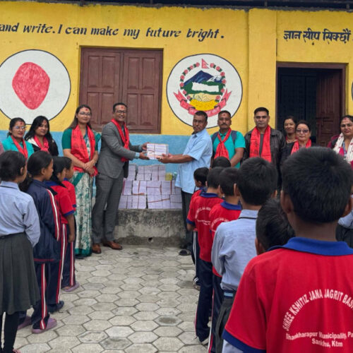 सानिमा रिलायन्स लाइफ इन्स्योरेन्सद्वारा विद्यार्थीलाई शैक्षिक सामग्री वितरण